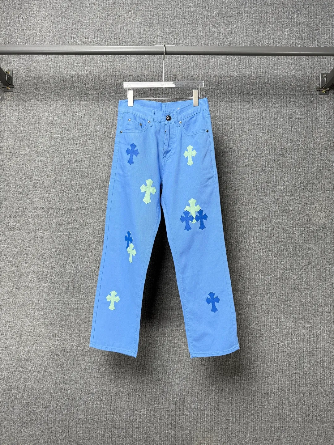 P270 💰 (Top version) CHROME HEARTS 25ss dopamine light blue cross-over leather washed jeans - Full of exploring the ultimate in fashion, Chrome Hearts' new Chrome Hearts pants not only present a unique style, the fresh ice blue color looks particularly youthful and energetic. The mid-high waist design is paired with a lazy and casual style, which not only shows long legs but also maintains a casual feel. It is a must-have fashion choice for trendy men and trendy women. Color: Dopamine light blue Size: 28-30-32-34 (corresponds to S-M-L-XL)